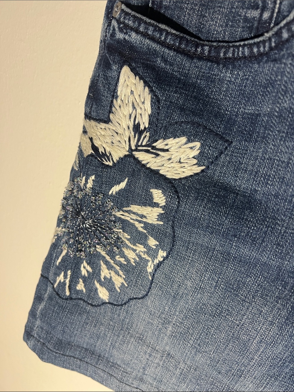 Pilcro & the Letterpress Blue Denim Slim Boyfriend Jean Shorts White Embroidery - Picture 4 of 8